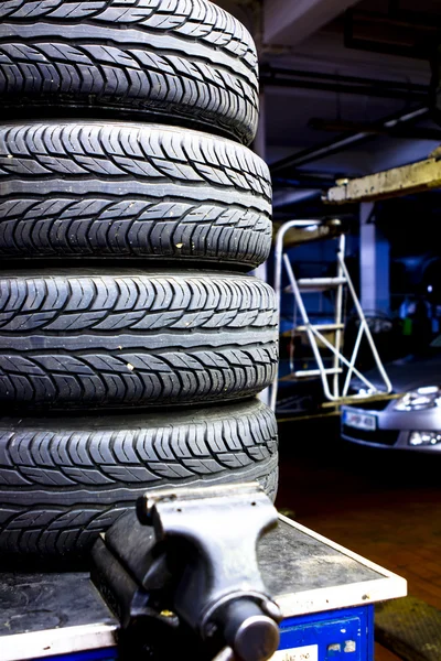 Neumáticos apilados — Foto de Stock
