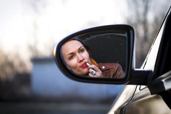 Vrouw toepassing van make-up — Stockfoto