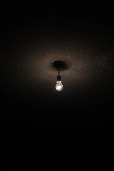 Een draad lamp hing in het dak — Stockfoto