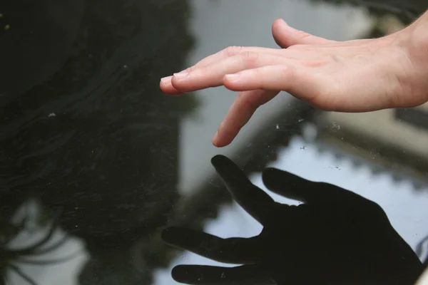 Hand röra vattnet — Stockfoto