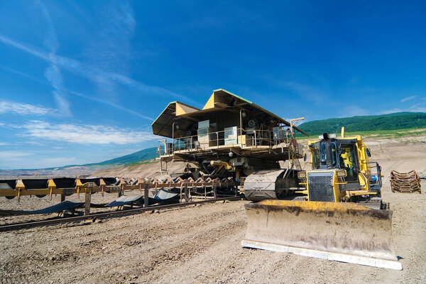 The belt conveyor and bulldozer
