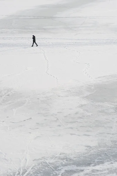凍った湖の上を歩いてください。 — ストック写真