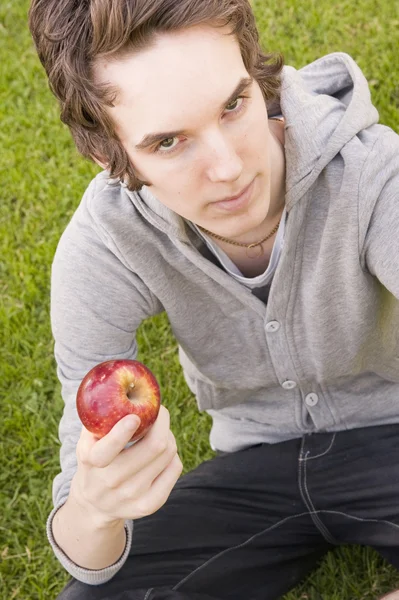 Giovane con una mela in mano — Foto Stock