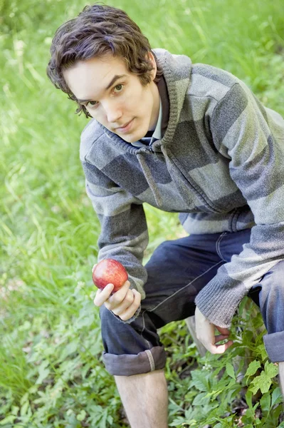 Νέος άνθρωπος που κρατά ένα μήλο — Φωτογραφία Αρχείου