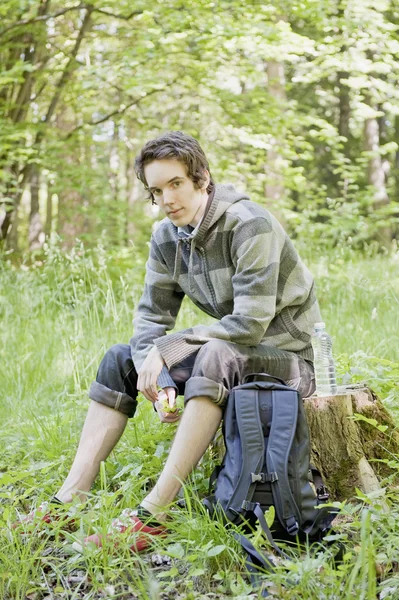Mladý muž odpočívající během trek — Stock fotografie