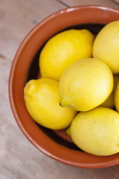 Limoni in una ciotola — Foto Stock