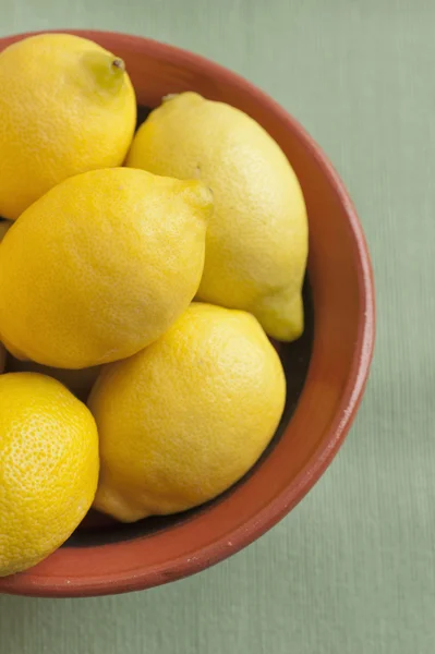 Лимони в мисці — стокове фото