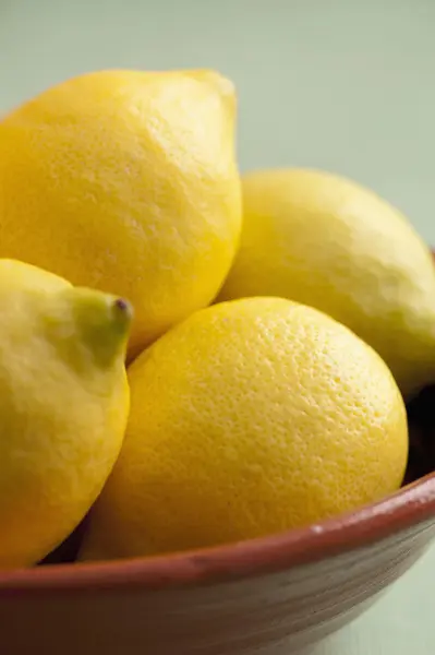 Zitronen in einer Schüssel — Stockfoto
