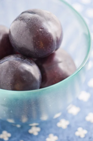 Glass bowl with plums — Stock Photo, Image