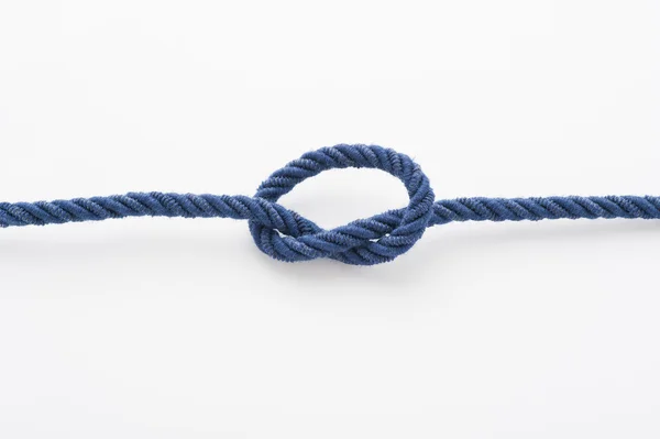 Corda azul com um nó amarrado — Fotografia de Stock