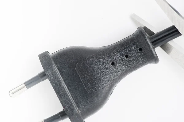 Tesoura cortando um cabo elétrico — Fotografia de Stock