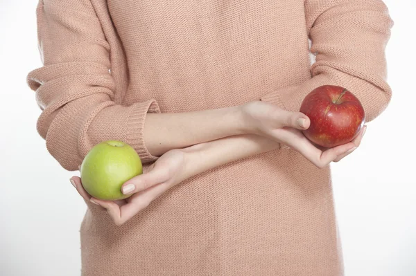 Jeune femme tenant deux pommes — Photo