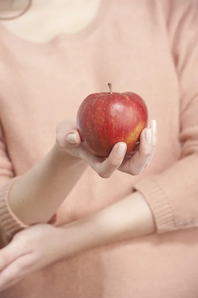 Elma tutan genç bir kadın — Stok fotoğraf