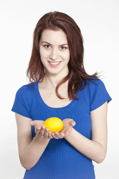 レモンを保持している若い女性 — ストック写真