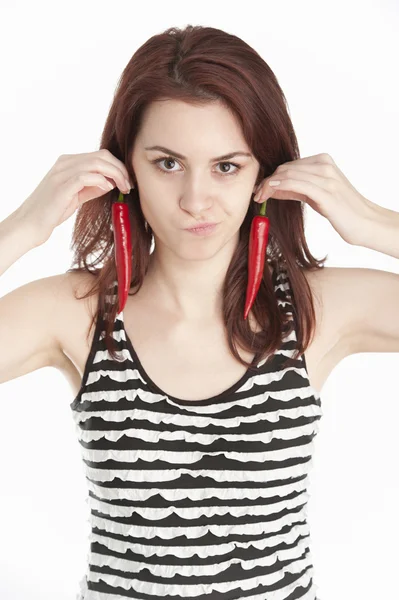 Mujer joven sosteniendo dos chiles rojos — Foto de Stock
