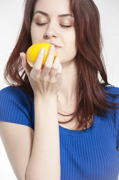 Mladá žena držící citron — Stock fotografie