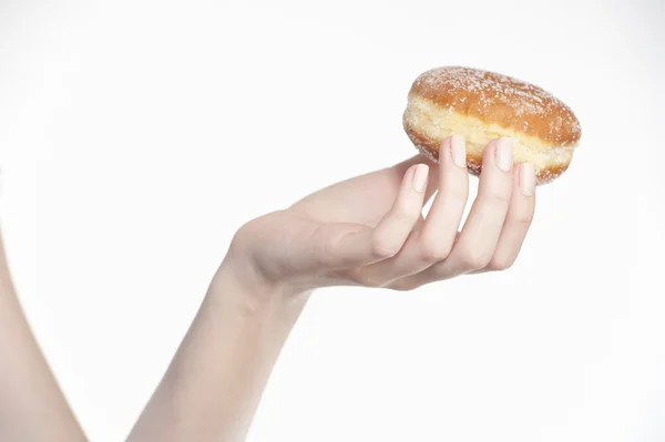 도넛을 들고 있는 젊은 여자 — 스톡 사진