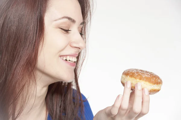 Mujer joven sosteniendo un donut — Foto de Stock