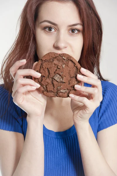 Νέα γυναίκα που κρατά ένα cookie — Φωτογραφία Αρχείου