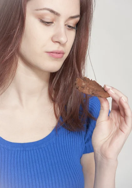 Νέα γυναίκα που κρατά ένα cookie — Φωτογραφία Αρχείου