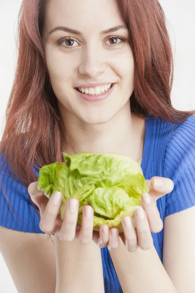 Giovane donna che tiene la lattuga tra le mani — Foto Stock