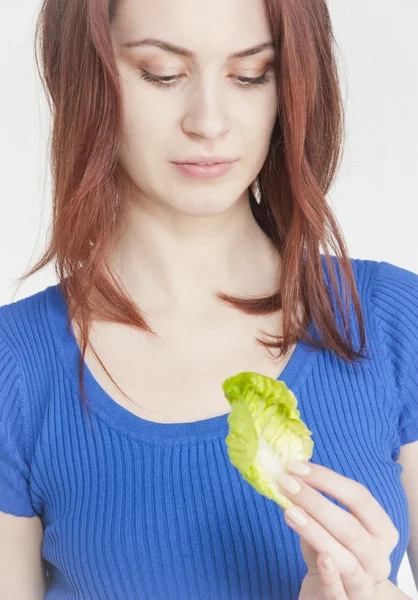 レタスを食べる若い女性 — ストック写真