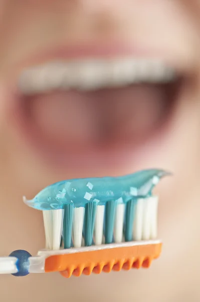 Zahnbürste mit Zahnpasta Stockbild