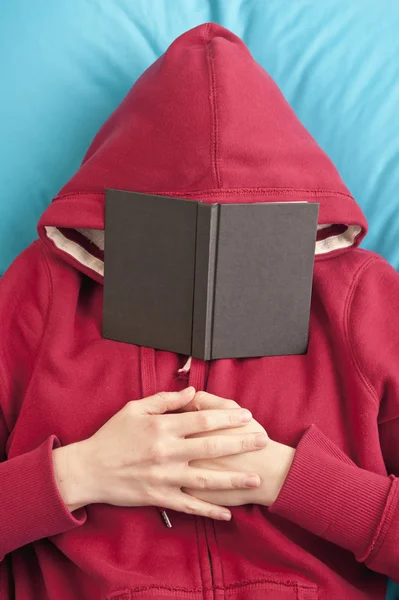 Acostado con la cara cubierta del libro Fotos de stock libres de derechos