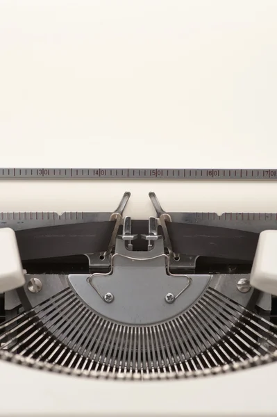 Machine à écrire avec un papier blanc inséré — Photo