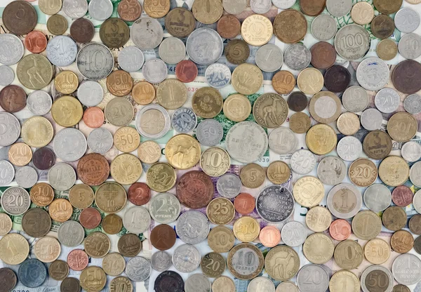 Фон различных монет и банкнот — стоковое фото