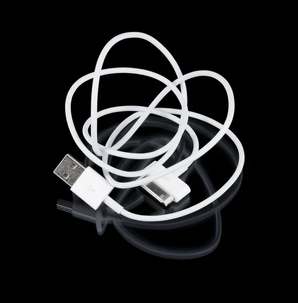 Bílý kabel s konektory na černém pozadí — Stock fotografie
