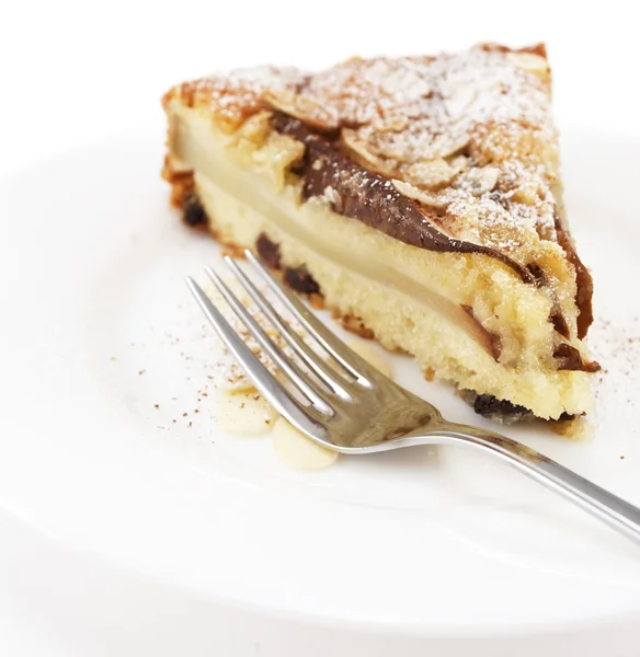 Un trozo de tarta de pera en un plato blanco . — Foto de Stock