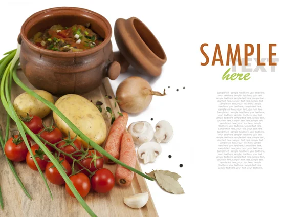 Stekt i en pott och ingredienser: potatis, morötter, tomater, oni — Stockfoto