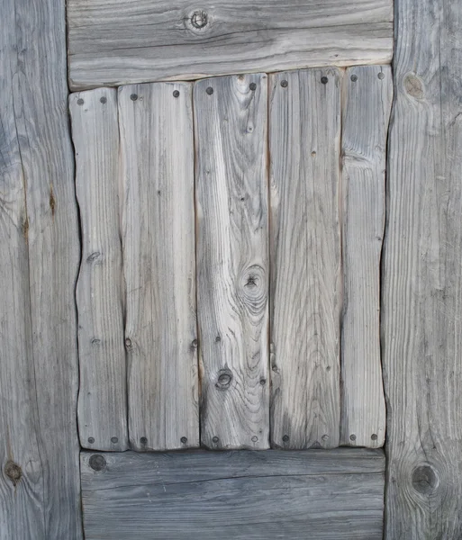 Eski gri eski kapılar bölümünü düğümlü ahşap yan yıpranmış. — Stok fotoğraf