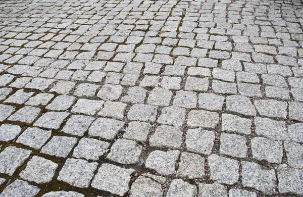 Granit ile Arnavut kaldırımlı sokakta — Stok fotoğraf