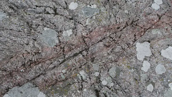 Het oppervlak van de granieten steen met patches van korstmossen. kan worden — Stockfoto
