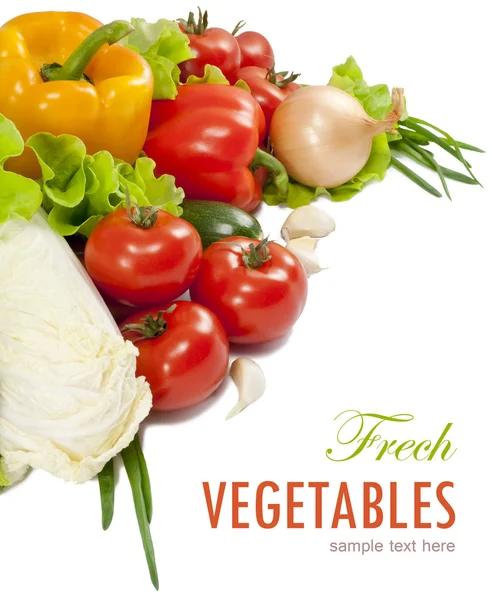 Frisches Gemüse mit isolierten Blättern auf weißem Hintergrund — Stockfoto