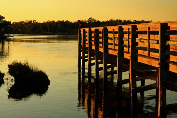 Puerto a orillas del río de cristal