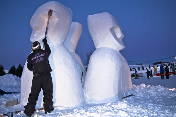 仕事で雪の彫刻家 — ストック写真
