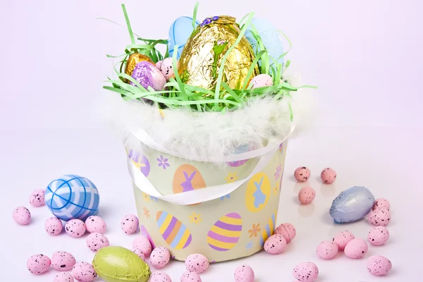 Cesta llena de huevos de Pascua —  Fotos de Stock