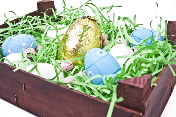 Dřevěná přepravka na velikonoční vajíčka — Stock fotografie