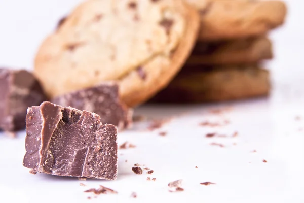 Schokoladenkekse mit Schokoladenstücken — Stockfoto