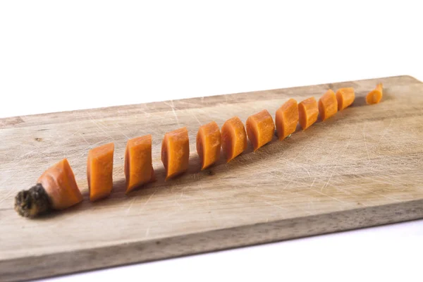 Морковь, нарезанная на деревянной доске для рубки — стоковое фото