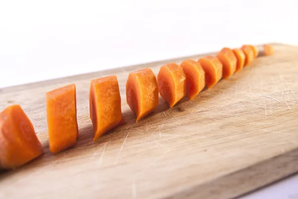 Морковь, нарезанная на деревянной доске для рубки — стоковое фото