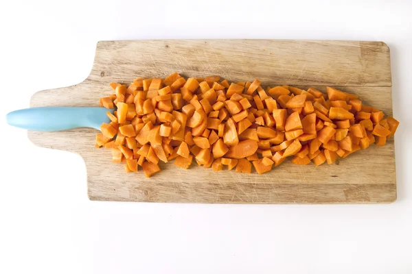Hackade morötter på träskiva — Stockfoto