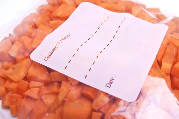 Нарезанная морковь в пластиковом морозильнике — стоковое фото