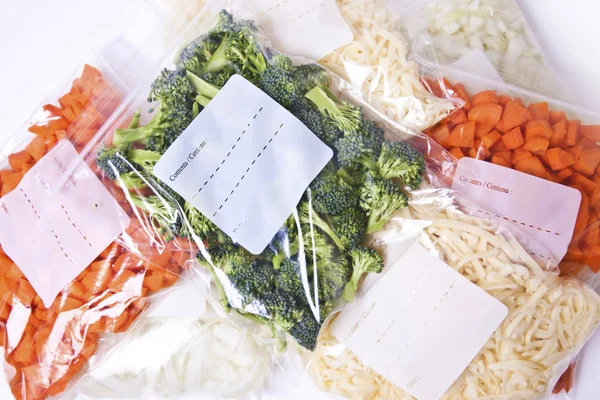 Verduras picadas y queso en bolsas de congelador — Foto de Stock