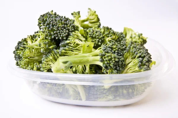 Broccoli in un contenitore di plastica — Foto Stock