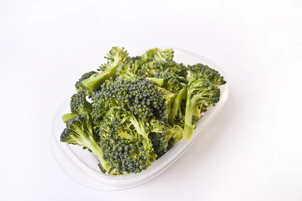 Pezzi di broccoli in un contenitore di plastica — Foto Stock