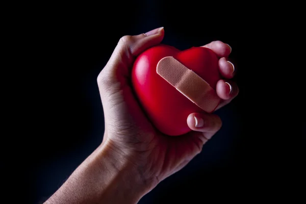 Kırık bir kalp elinde el — Stok fotoğraf